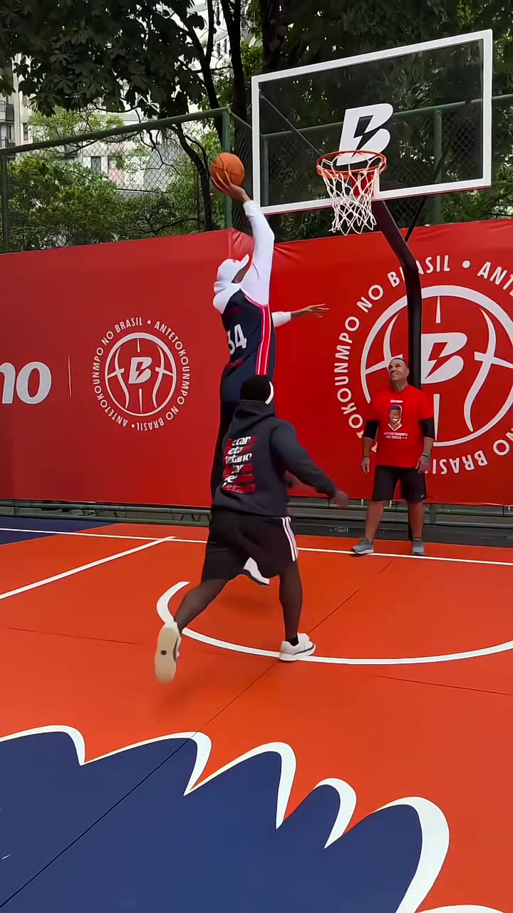 半岛体育入口 - 字母哥回归赛场，出色防守首场状态亮眼，利物浦观众沸腾！